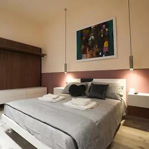 300 M Dal Duomo - Due Magnifici Moderni , Modena Italia