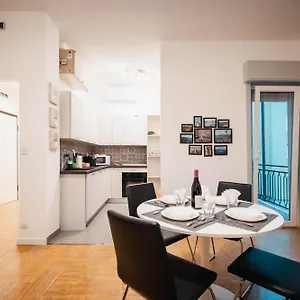 Sweethome Ampio Bilocale In Centro Con Parcheggio Gratuito Coperto Vicino A Stazione Como-milano Appartamento